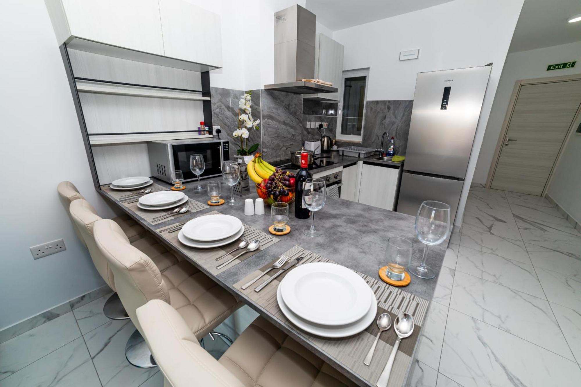 Sea Breeze, Spacious 2-Bedroom Lux Seaside Apartments St. Paul's Bay Esterno foto
